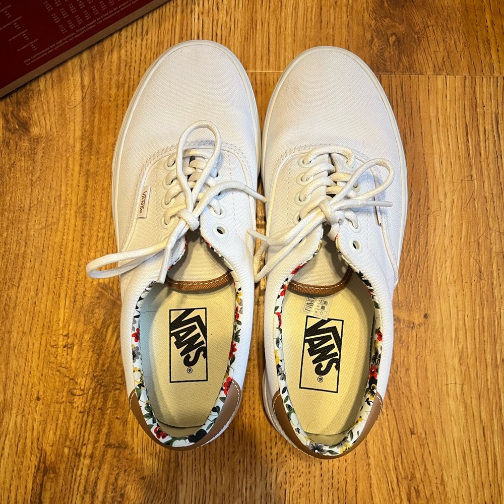 Women’s white / floral vans